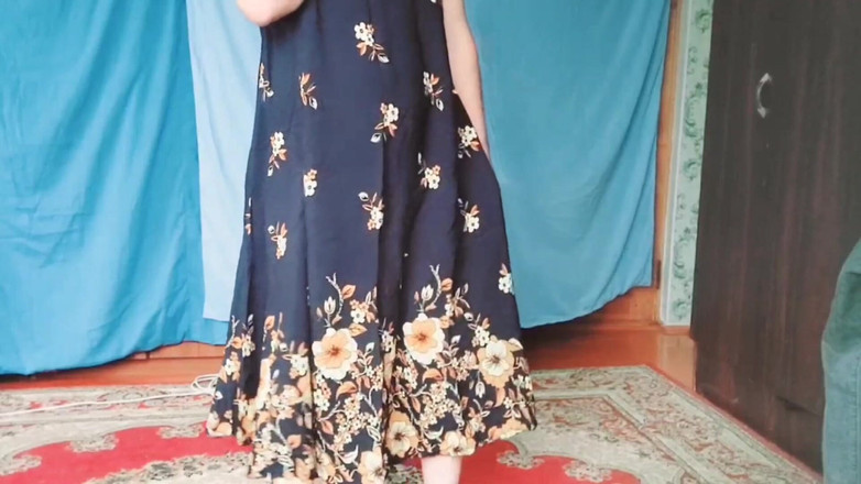 Kitty_Cross: Urocza femboy w spódnicy w kratę pomijając ulicę