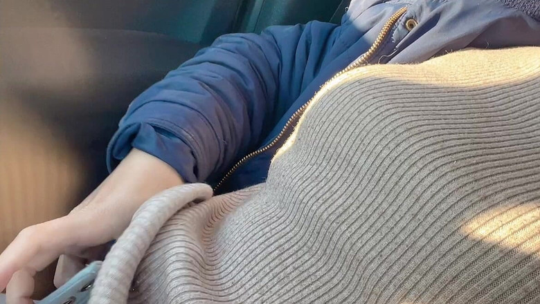 sweethanajapanese: Ella abre el coño peludo en el auto y luego...