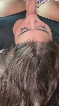 Bušení krku vzhůru nohama a špinavý výstřpek do krku