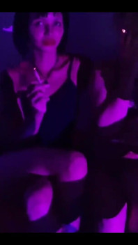 キャンディクラッシュ、クイーン・キミ、フォン・ポイズン、ルナ・オルヴルが足でタバコを吸い、服を脱ぎ、キスをする
