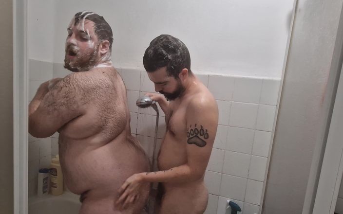 Bear Throuple: Leccare il culo dell&amp;#039;uomo grasso peloso e sborra sul petto