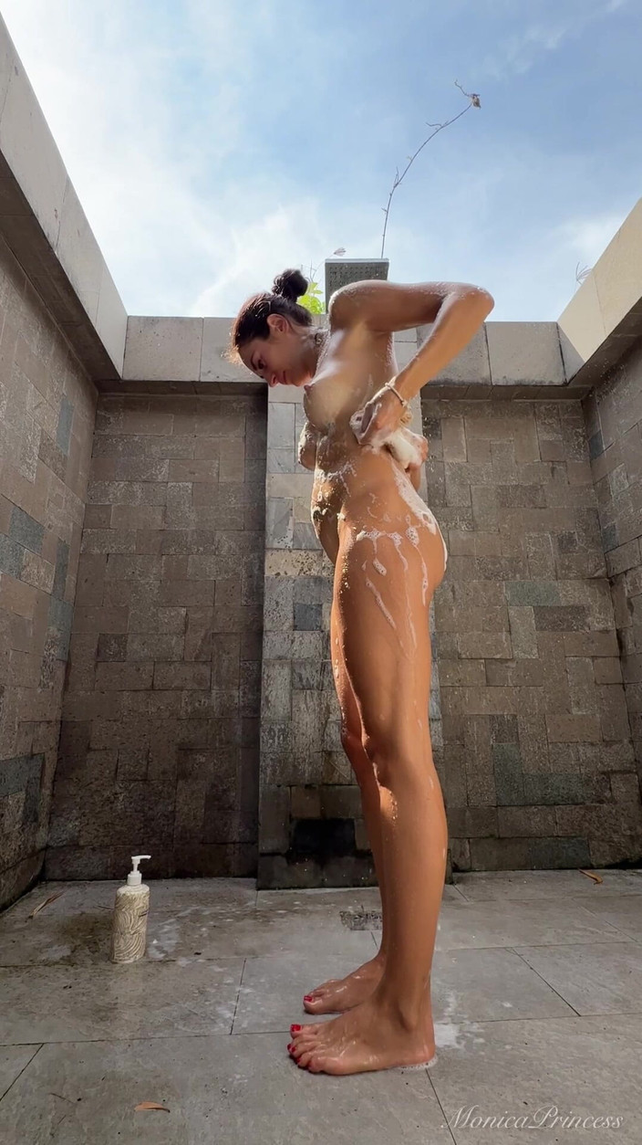 Princess Monica: Nackte dusche unter dem offenen himmel, Afterbath-Pflege