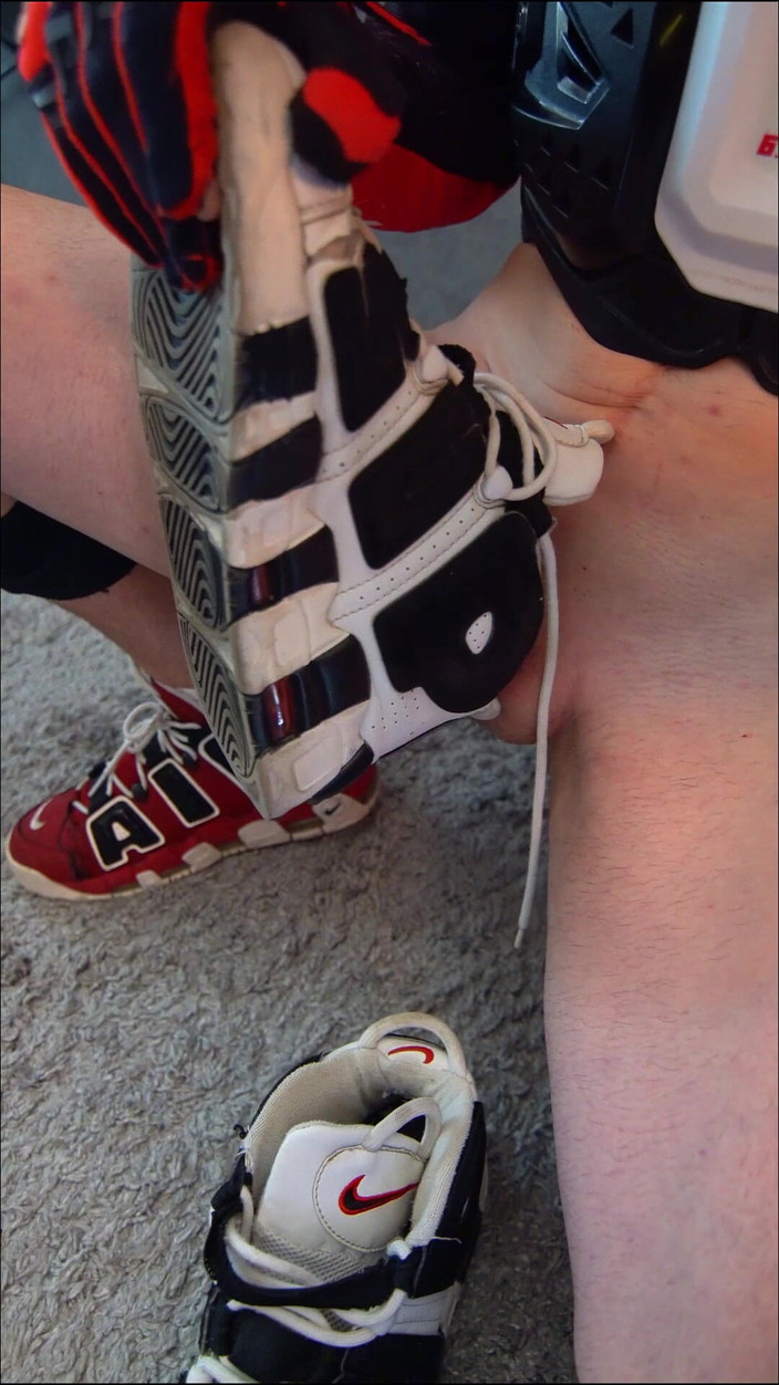 Sneakersmax98: 내 좋아하는 운동화 속의 자지