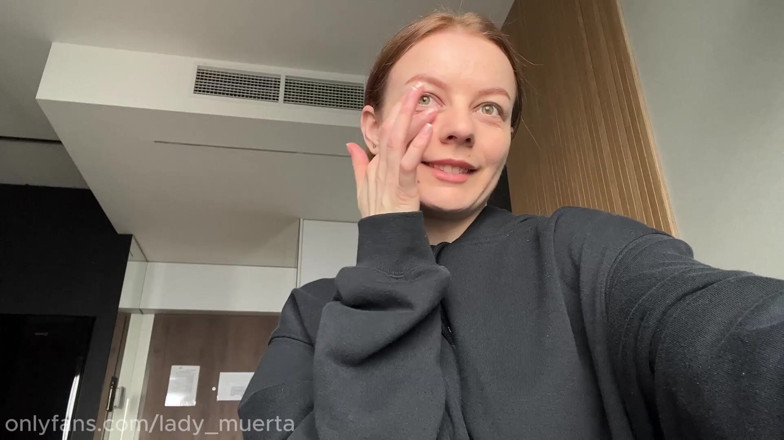 LadyInBad: En primer plano - caliente pelirroja milf provoca y se masturba