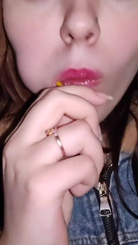 Marishka montre comment elle suce une bite sur l'exemple de chupachups