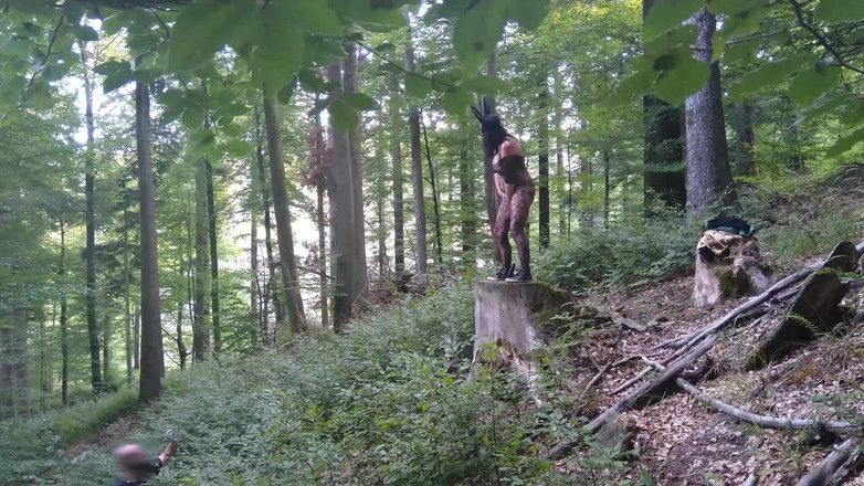 Toilet Mommy: 我站在木桩上自慰并把一根假阳具插进我的阴户