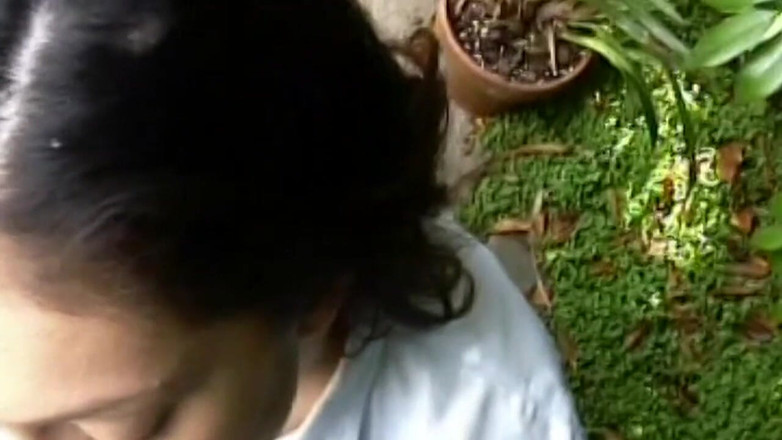 Bangora sluts: Ragazza mora succhia un grosso cazzo all'aperto per un orgasmo...