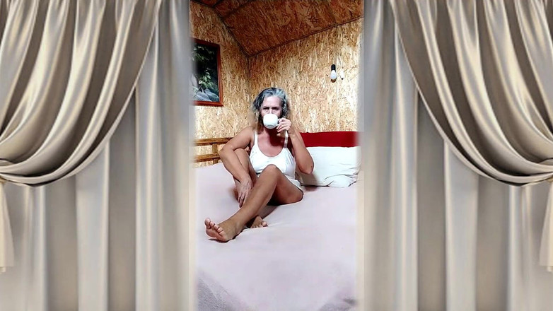 Lukerya: Hete huisvrouw Lukerya chat vrolijk online