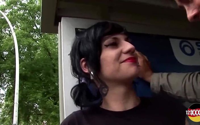 123XXX - Fucked Amateurs in Germany!: Chica gótica chupa y folla