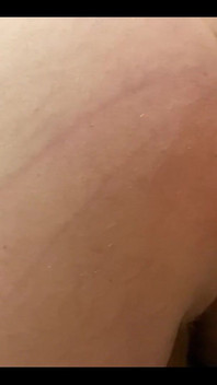 내 후장까지 너무 쉽게 슬라이딩하는 큰 빨간 딜도를 즐기기를 바랍니다.