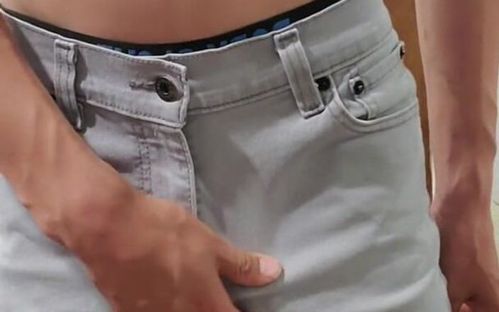 Z twink: Młoda stadnina dostaje boner w spodniach i ściera to na zewnątrz