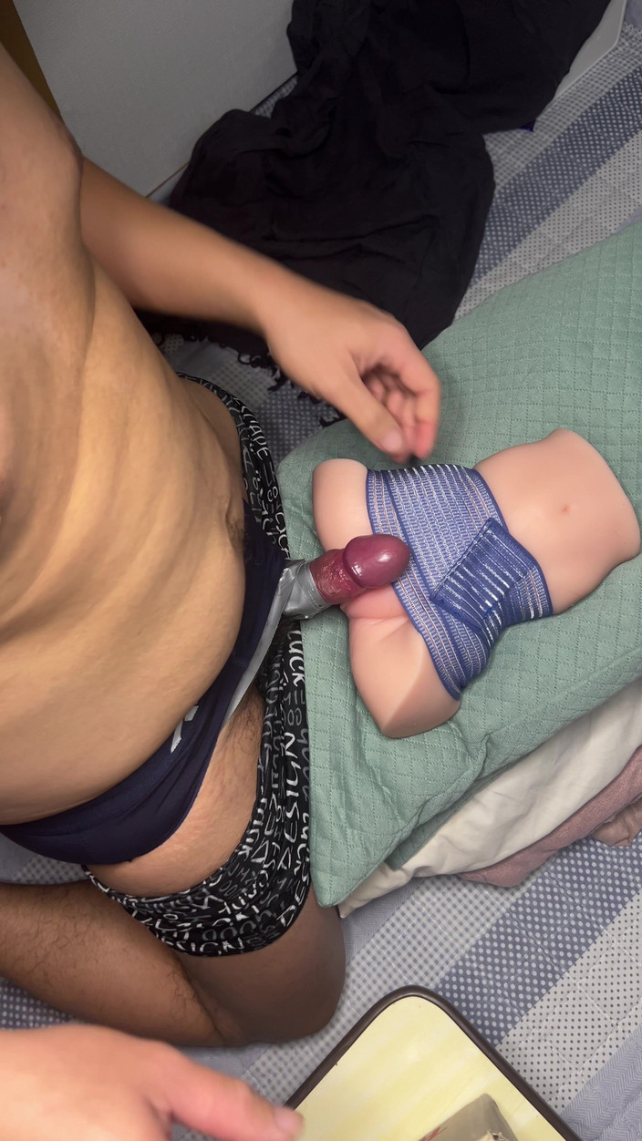 Milky Tata: Kamergenoot spelen met speeltje.