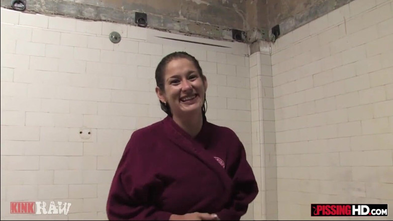 Pissing HD: La formosa bionda milf Felony prende un boccone di pipì
