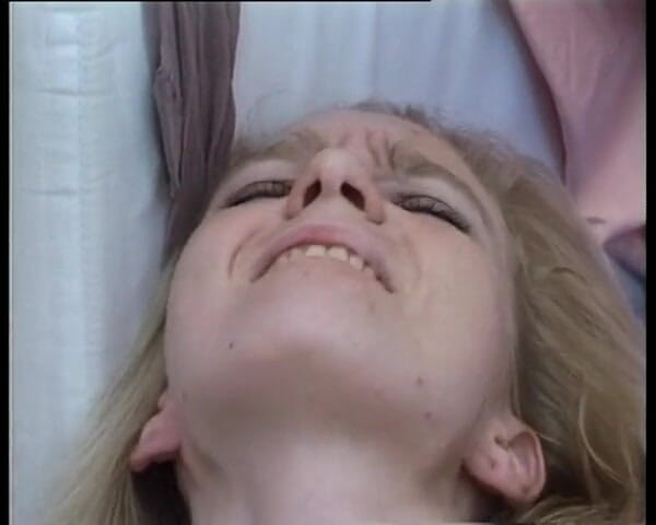 GERMAN PORN CLASSICS: Söta Layla runkar glatt