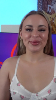 Anna Claire Clouds are o problemă sălbatică și obraznică