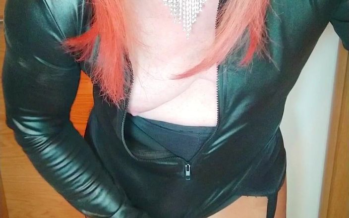 Emma Browne: Chica trans de pvc en medias se corre