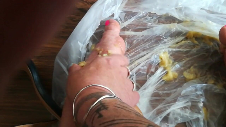 Lady Daniela -: Mes pieds divins écrasent une banane