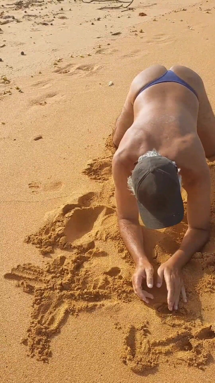 Ladysilvas: Ladysilva på stranden visar upp sin heta röv i bikini