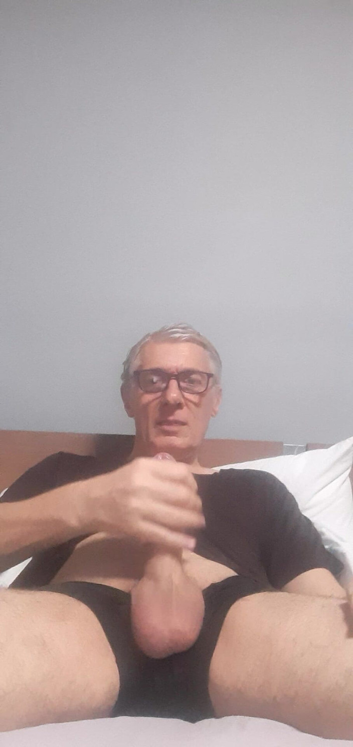Big uncut hard cock: Sega masturbare cu masturbare