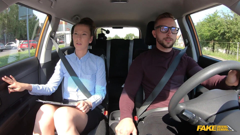 Fake Driving School: Lamber minha buceta para me acalmar