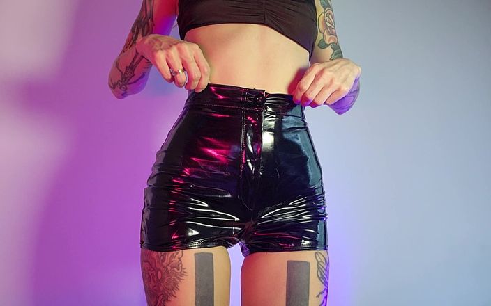 TattoedGirl666: Latex korte broek
