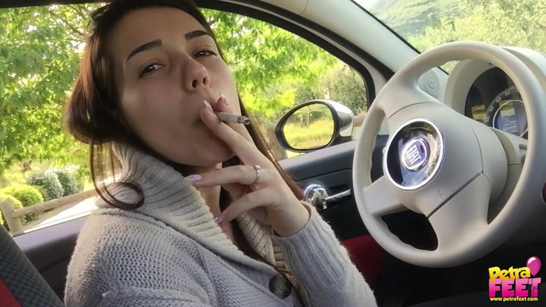 Smokin Fetish: Gadis remaja hot merokok di dalam mobil