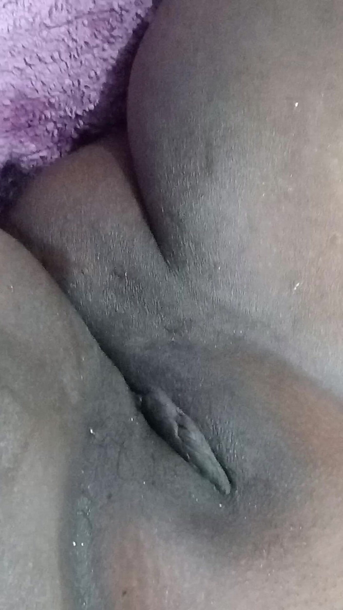 Benita sweety: Pussy Shaving and Water Wash Hot Talk