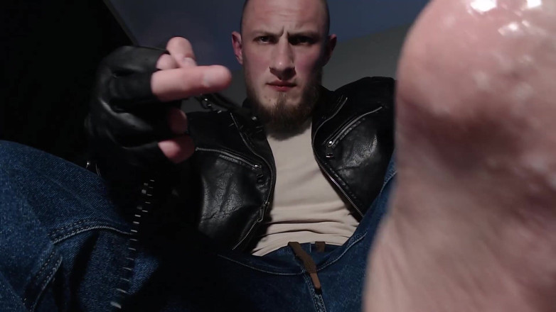 Hunky time: Alpha dalam Leather Spits, Dominasi Umpan.