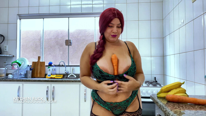 Busty BBW Latinas: Prințesa Liana futută în bucătărie și pișată