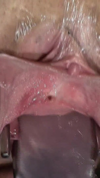 Vagina Ancora Più Aperta E Con Il Dildo Che Lavora Da Vicino, Guardando Dentro E Spruzzando