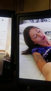 Hołd dla mojego byłego, czystości. Film na prawym ekranie był dniem, w którym się spotkaliśmy, a jej pierwsze porno