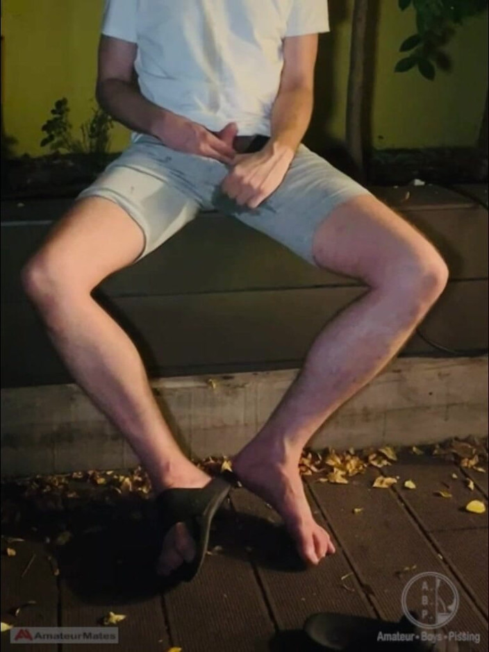 AmateurBoysPissing: Amatorski twink w Sandałach Adilette moczy się w ogrodzie i...