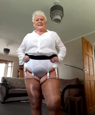 Uk Joolz: Sekretaris mengganti pakaiannya