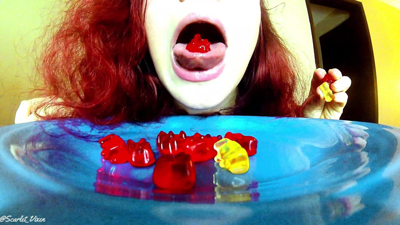 Scarlet Vixen: Reuzine verslindt Gummy Men en jij