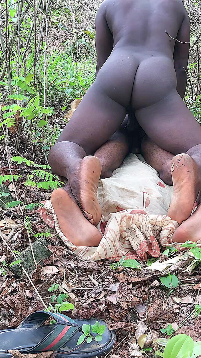 Sexylary: Grote stiefvader neukt een twink in de bush