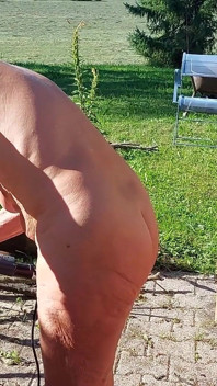 A vovó trabalha nua no jardim dela!