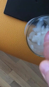 Dia minum 11 sperma yang dikumpulkan dari gelas