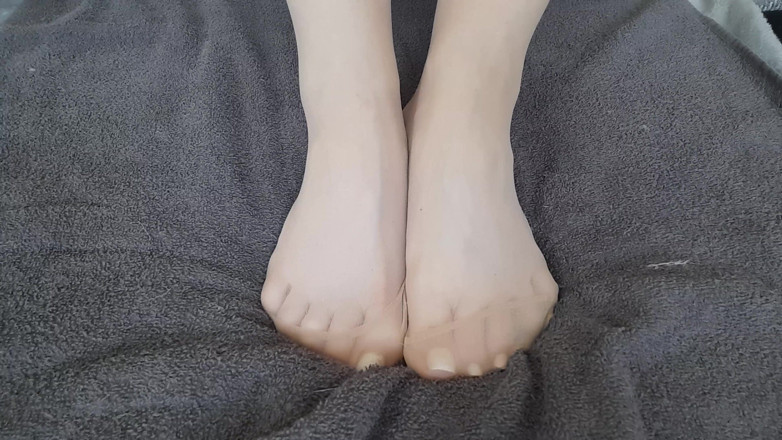Curly_Dreams: สาดน้ําบนเท้าไนลอนของฉัน