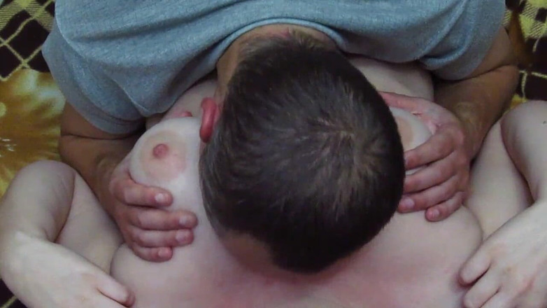 Pussy For Sperm: Mladý muž saje a olizuje přírodní prsa