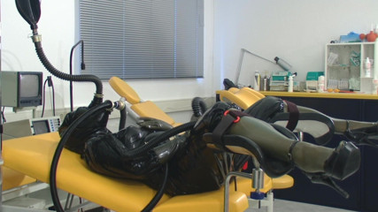 Rubber & Clinic Studio - 1ATOYS: Masturbasi karet yang aneh dengan kencing-rebreather