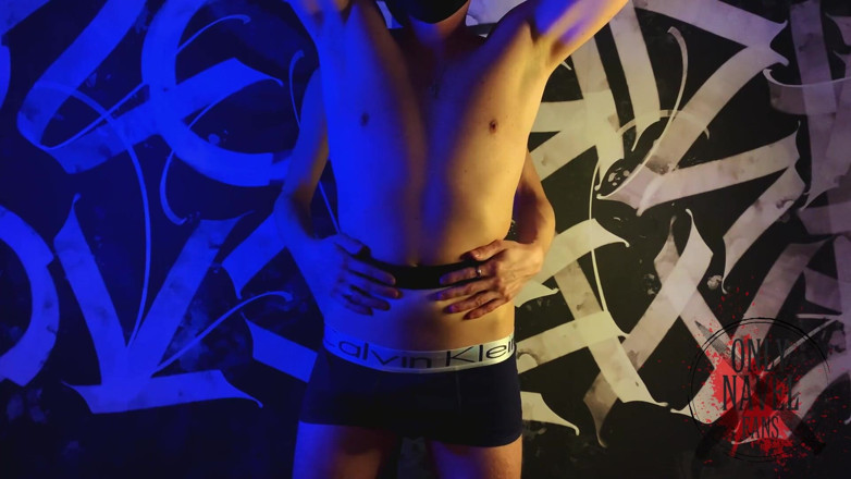 Navel fans: Alex's navel spielt
