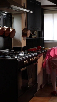 Sissy Dee kookt dame haar lunch voordat lady fee arriveert