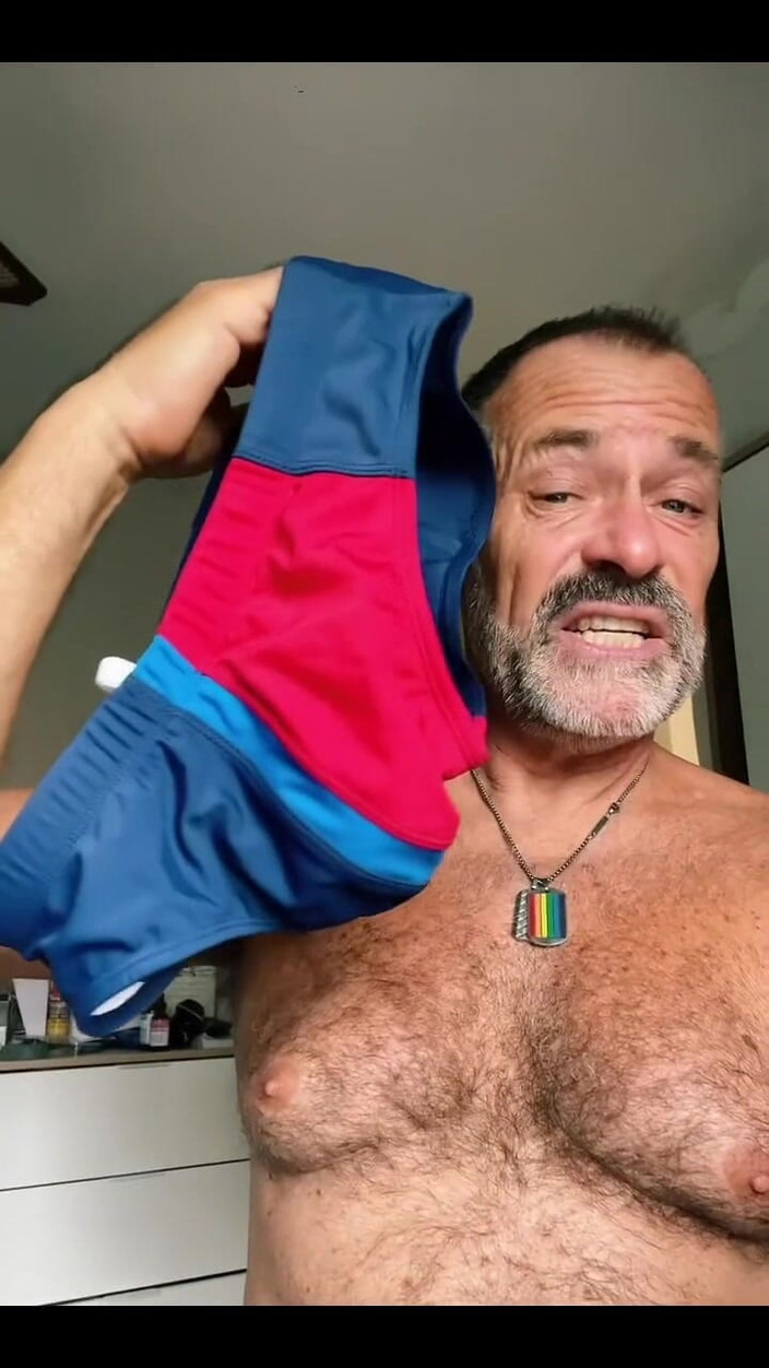 Daddybearvlc: Essayez les Speedos que vous avez envoyés ! Tu voulais rester...