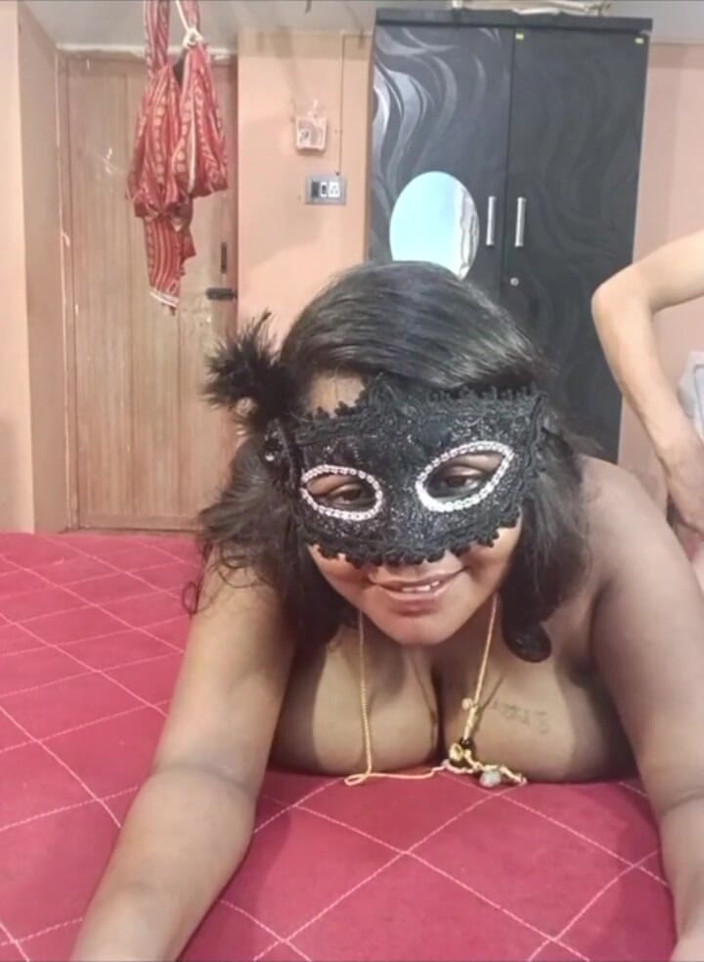 BeautyAnu: 大胸部印度 bhabi 热和享受 smily 视频