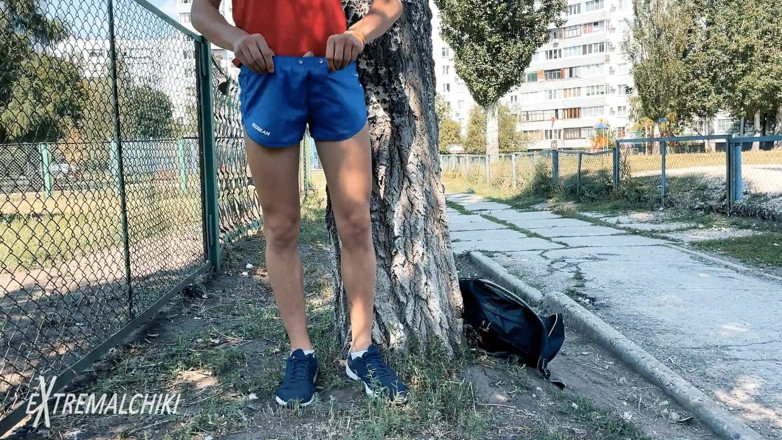 Extremalchiki: Twink se masturbează lângă facultatea lui