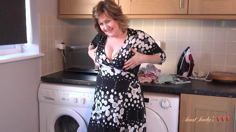 Aunt Judy's XXX: Auntjudysxxx - आपकी परिपक्व गृहिणी mrs. Kugar कपड़े धोने के कमरे में आपका लंड चूसती है (देखने का बिंदु)