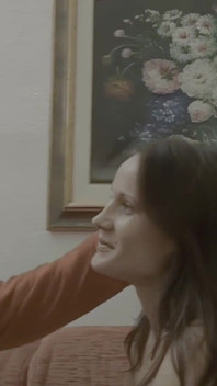 Režisér ji vyzvedne v parku a vezme domů, aby ji donutil natočit porno film