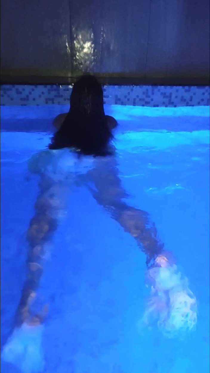 Karencx: À la piscine