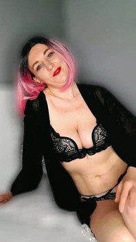 Lady Angela infiel en primer plano, encaje, diosa tatuada de lencería