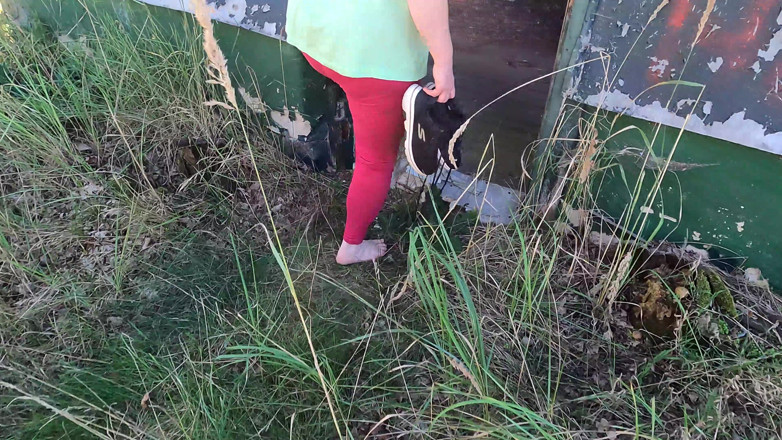 Bouncy Tits Action: Leż nago na ganku dla walenie cipki